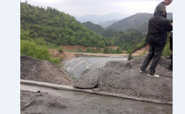 縣環(huán)保局正在對(duì)該處尾礦淤積以15萬罰款